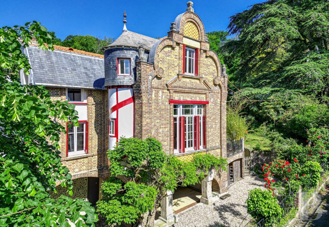 Village houses for sale - ile-de-france - Dans un village historique proche de Paris, dans le Val-d'Oise, un singulier atelier de peintre du 19e s. devenu une demeure familiale